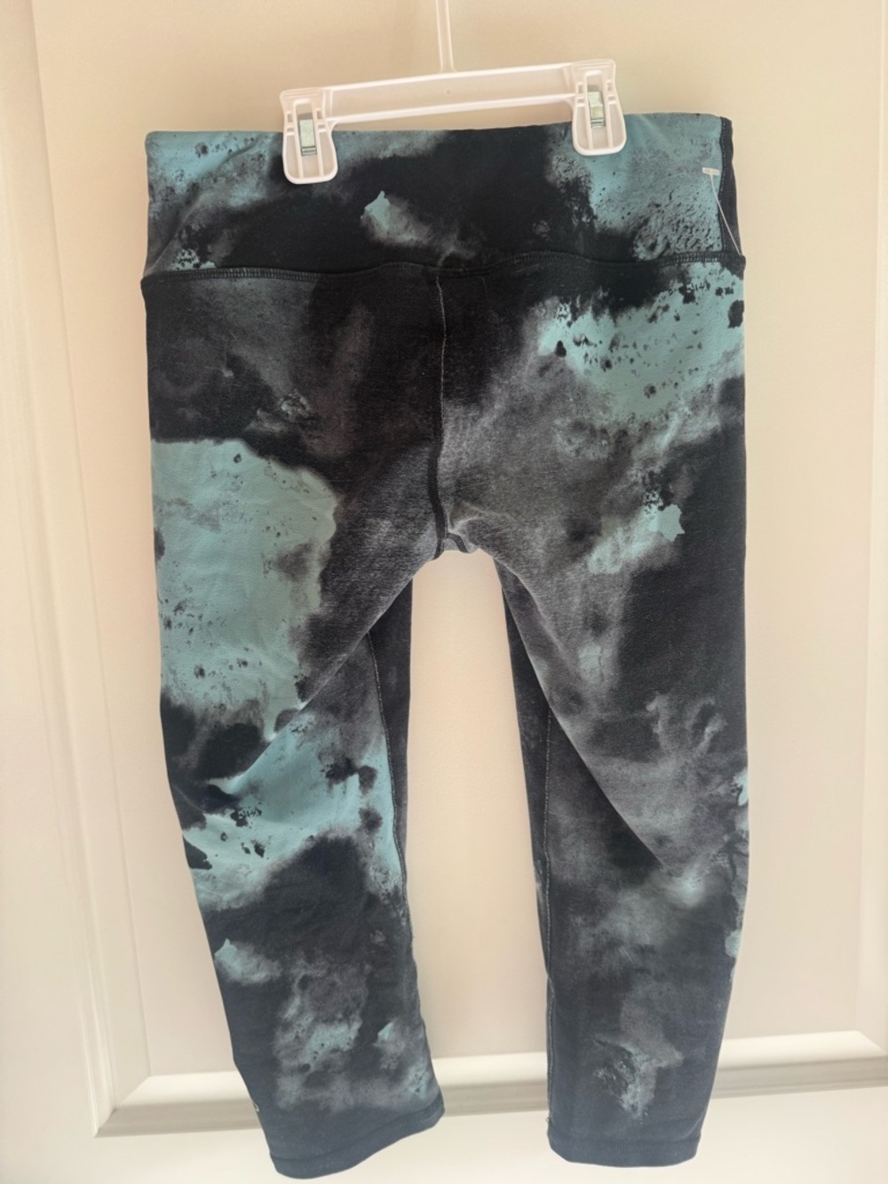 Alo Yoga Airbrush Capri Leggings Size Small Black Blue Smoke Wash Tie Dye - Picture 7 of 7